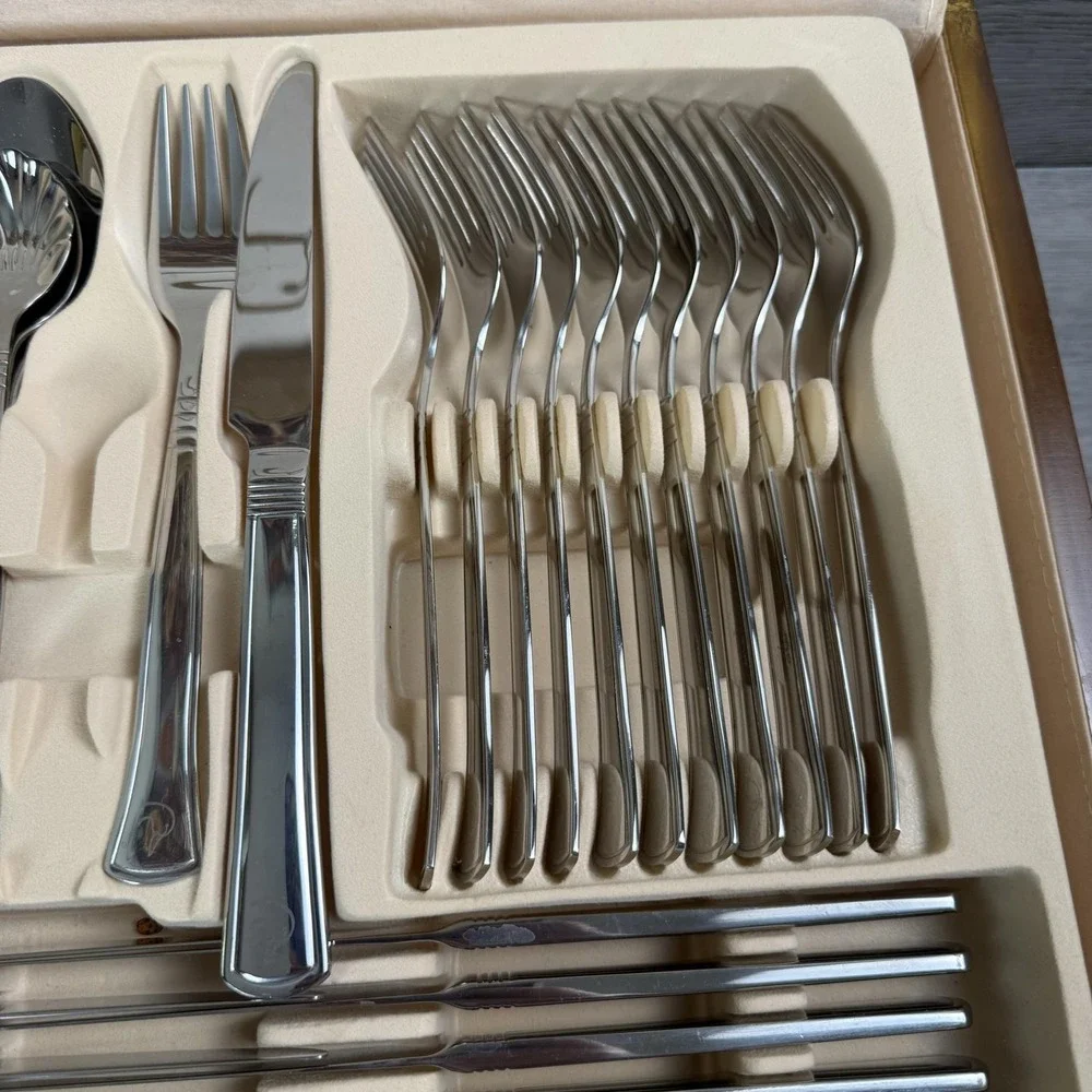 DUCKS UNLIMITED 70 PIECE UNUSED FLATWARE SET Service For 12
